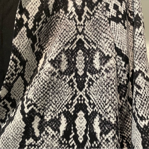 NYC Black Womens Snakeskin Print 3/4 sleeves Blazer Jacket with clasp - Picture 4 of 6